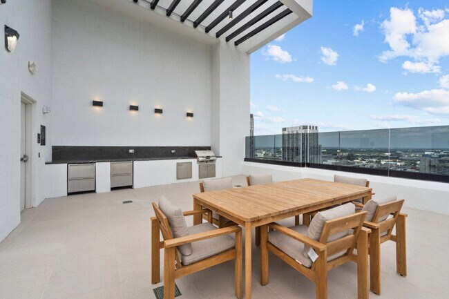 Building Photo - 225 N Miami Ave