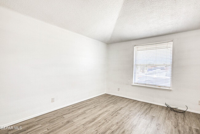 Building Photo - 630 White Cliffs Dr