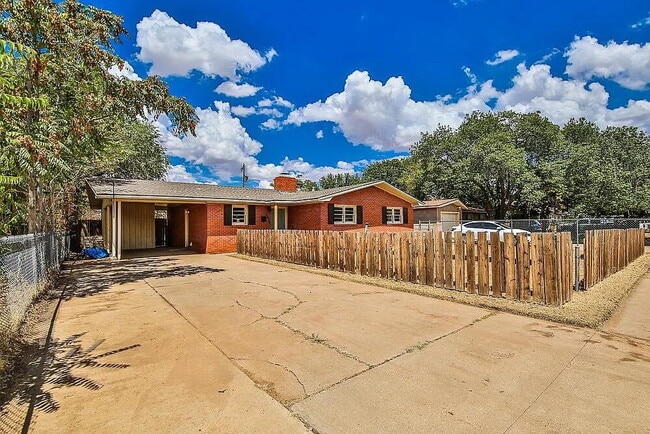 Primary Photo - Come check out this great 3 bedroom 2 bathroom house located near Texas Tech!