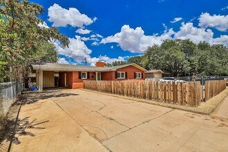 Building Photo - Come check out this great 3 bedroom 2 bathroom house located near Texas Tech!