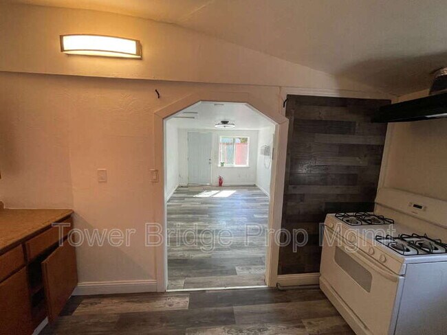 Building Photo - 474 Harding Ave