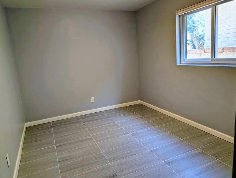 Building Photo - 2432 E Eastland St