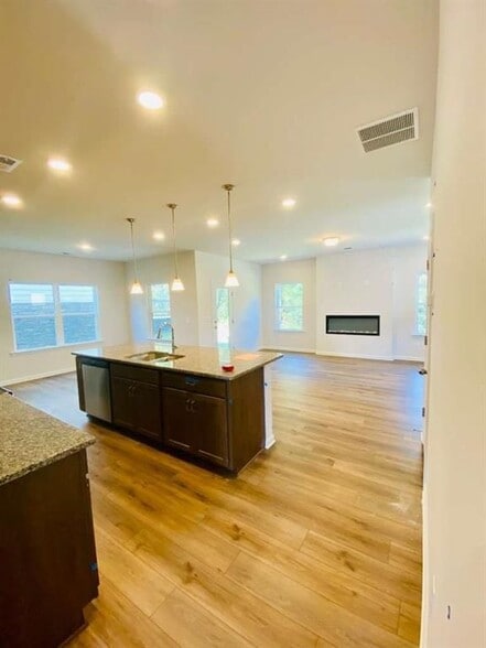 Building Photo - 804 Dundee Wy