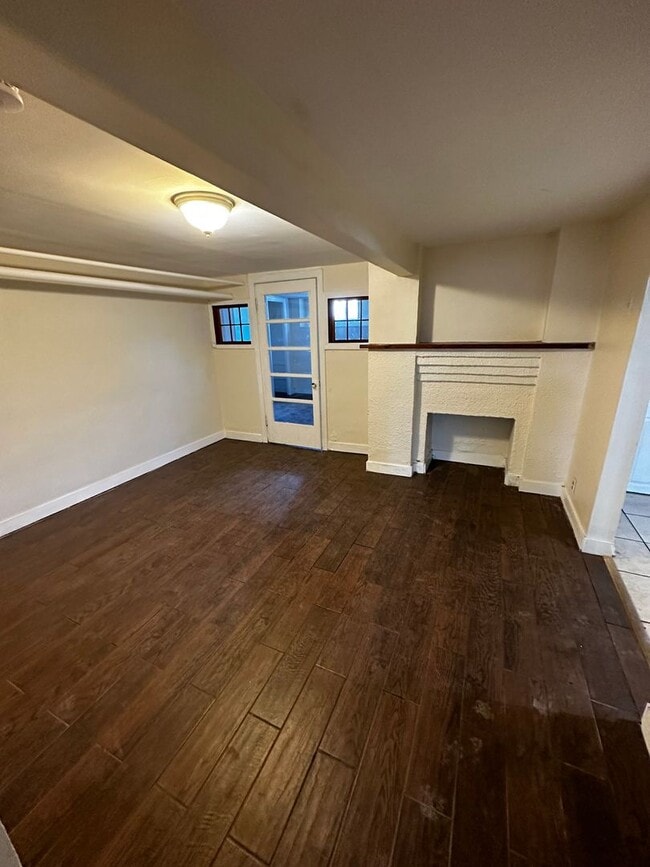 Building Photo - 2 Bed / 1 Bath Garden-Level Apartment – Available Early April!