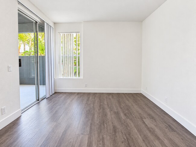 Building Photo - 11649 Oxnard St