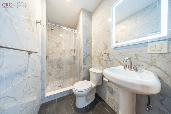 Building Photo - Bright and Sunny 3 bed 1 bath