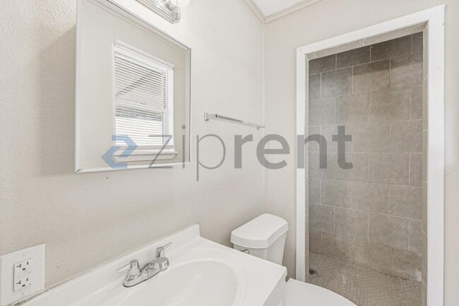 Building Photo - 512 S Monumental St