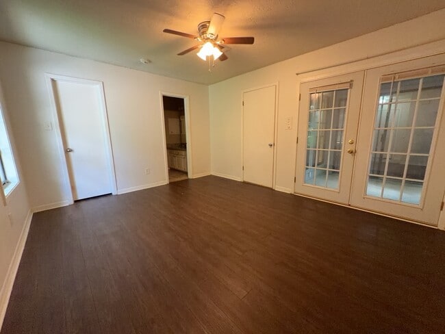 Building Photo - 629 W Ridge Dr