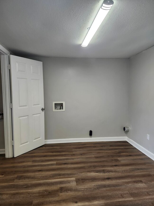 Building Photo - COMING IN MARCH - 2 Bedroom 1 bath home lo...