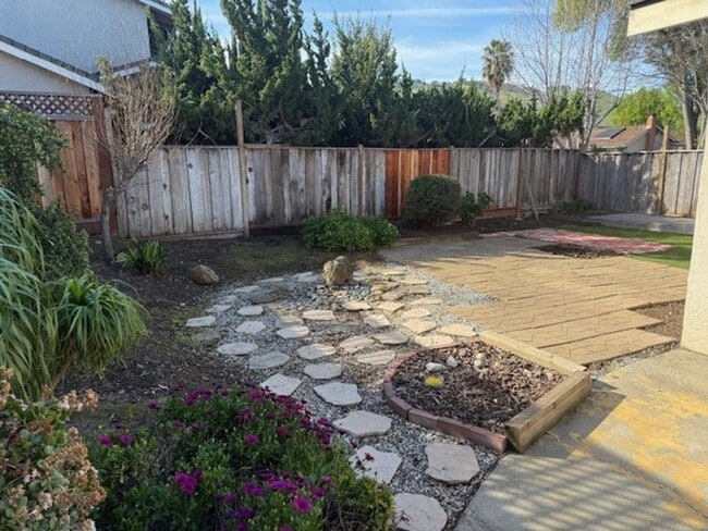 Building Photo - Absolutely Gorgeous 3 Bedroom 2 Bath Upgraded Home, New Kitchen, New Baths, New Flooring, Etc.