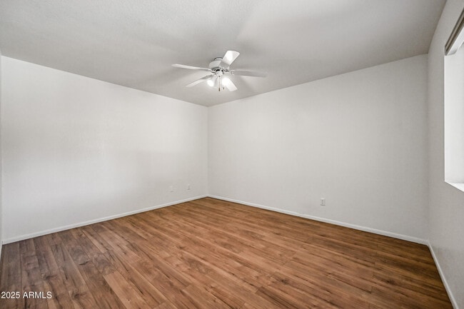 Building Photo - 1218 E Vinedo Ln