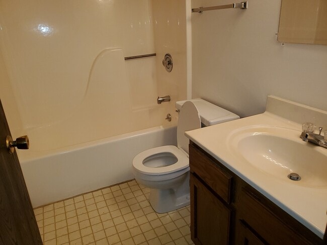 Building Photo - Smithton Condo near Broadway/Hwy 63, new paint and carpet, w/d included, top level