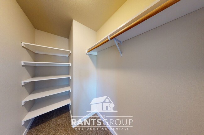 Building Photo - Beautiful Newer Home! Easy I5 access!