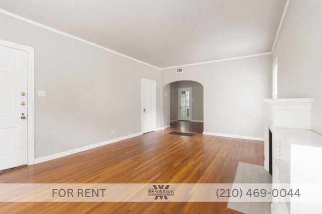 Building Photo - "Charming 2-Bedroom Retreat with Gleaming Hardwood Floors in Prime San Antonio Location!"