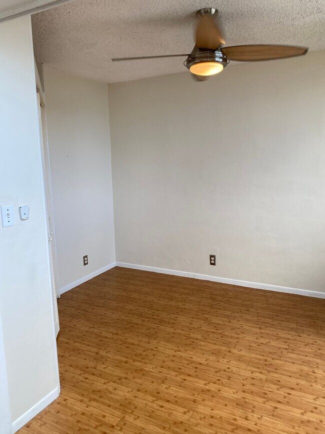 Building Photo - Leilehua - Spacious One Bedroom with Secur...