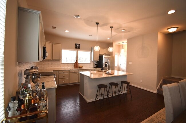 Building Photo - 8043 Rutland Village Dr