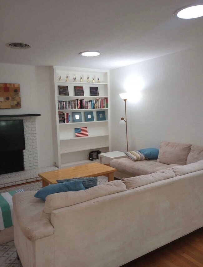 Building Photo - Furnished 3 Bedroom