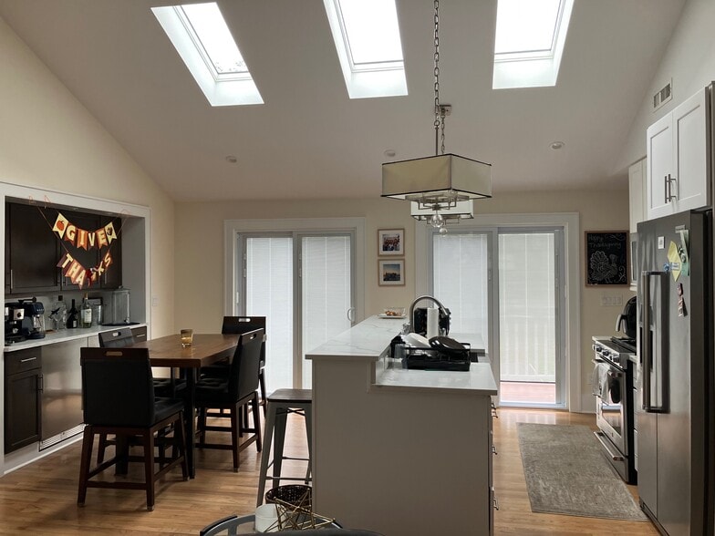 Vaulted Ceiling - 296 Reef Rd