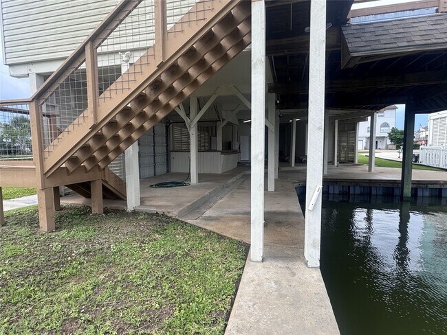 Building Photo - 1702 Castaway St