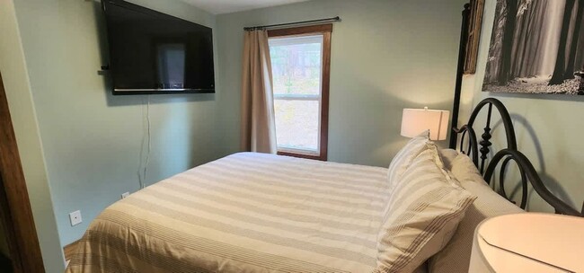 Building Photo - Fully Furnished Monthly Off-Season Gem!