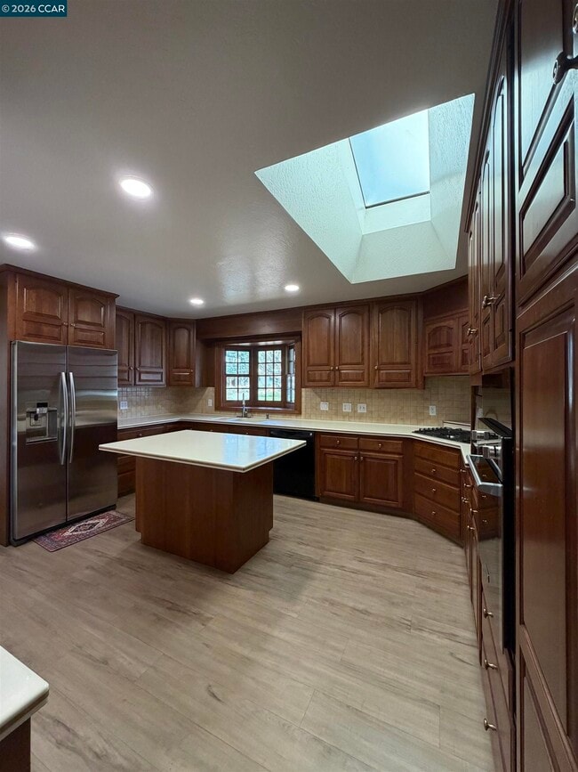 Building Photo - 2994 Roundhill Rd