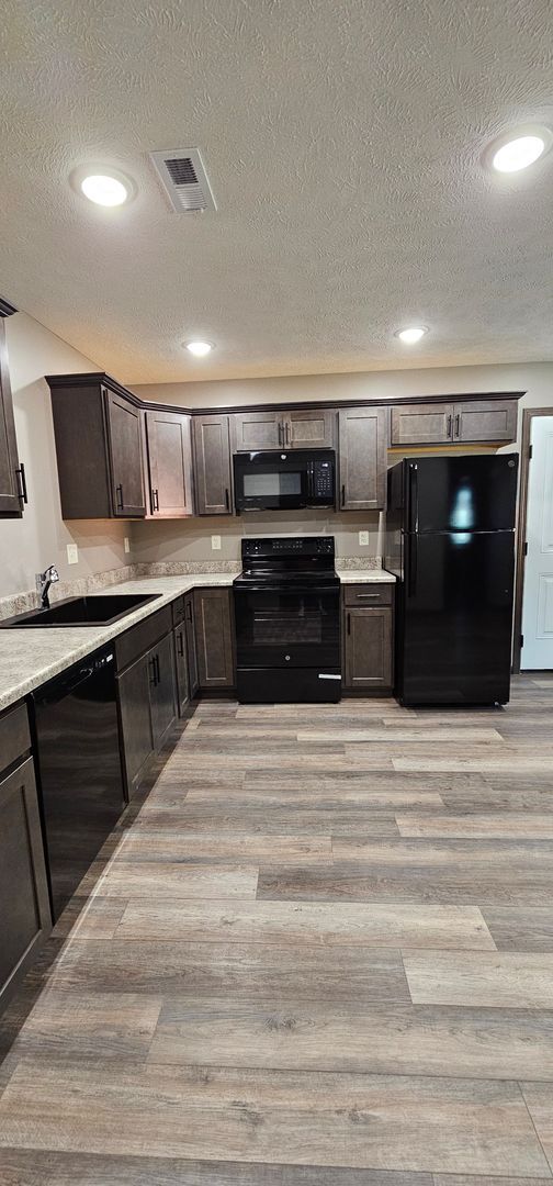 Building Photo - 2 bedroom, 1 bathroom apartment with 2 car attached garage