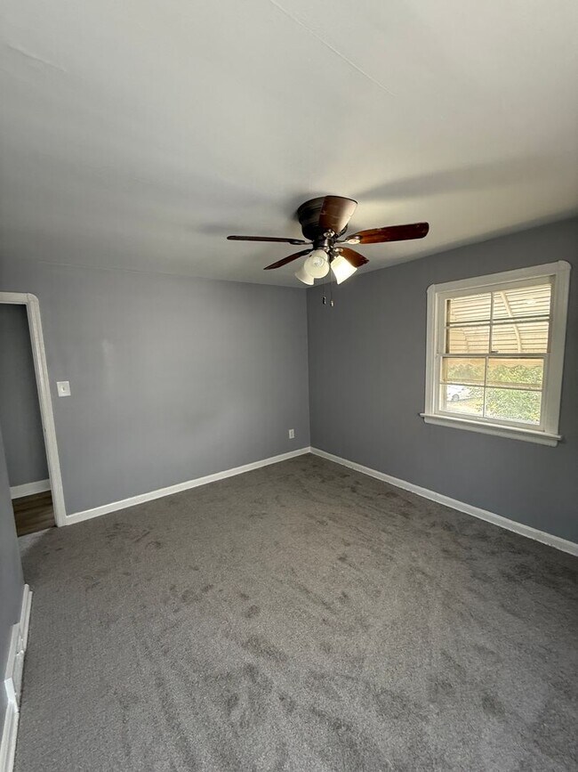 Building Photo - SECTION 8 AND EDEN ACCEPTED! Newly Renovat...