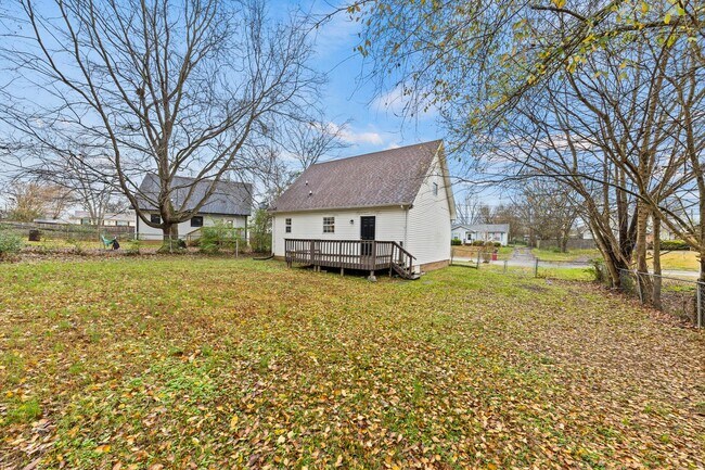 Building Photo - Cape Cod Style Home!