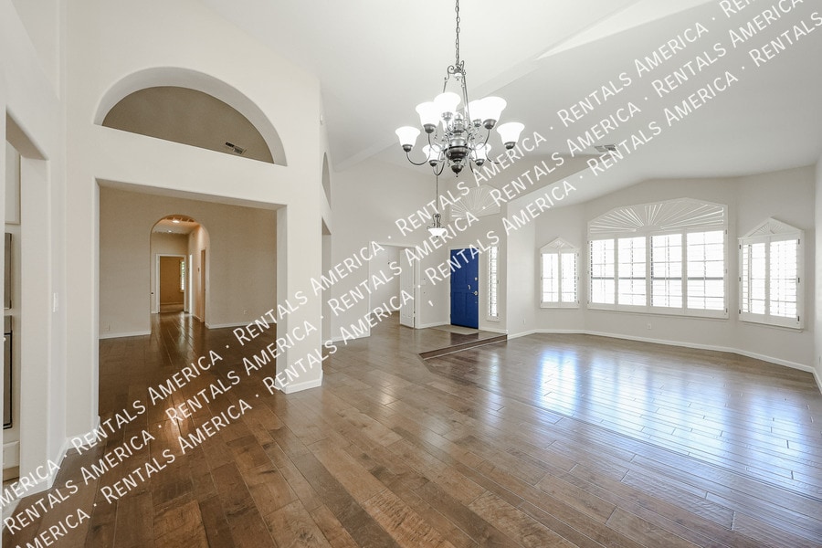 Building Photo - 1635 W Wisteria Dr