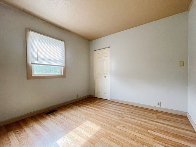 Building Photo - Enclosed Porch