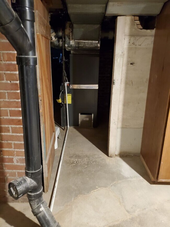 Building Photo - Cute, Quiet and Renovated One Bedroom Finished Basement in Eaton