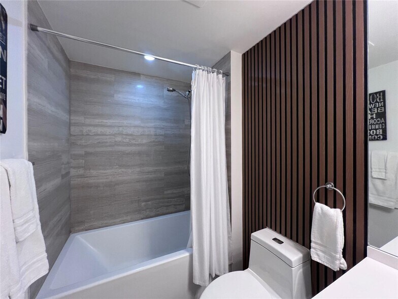 Building Photo - 1300 Brickell Bay Dr