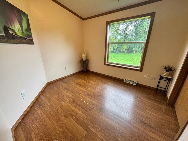 Building Photo - 215 Greenbush Dr