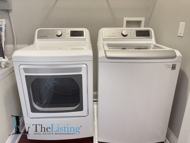 Building Photo - 827 Meridale Ave