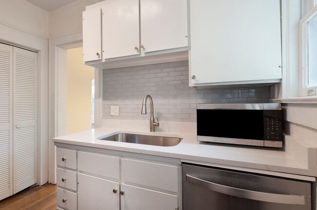 Building Photo - Spacious 1/1 Condo w/ Enclosed Patio & Off...