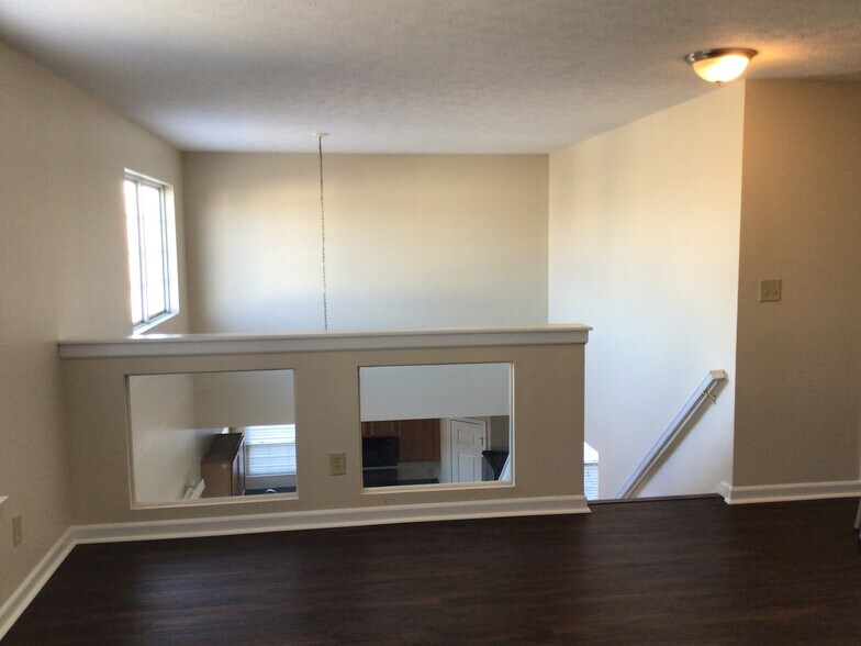 Building Photo - 2440 Tiptop Dr