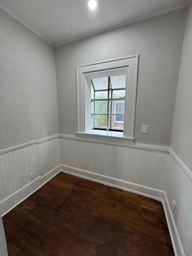 Building Photo - Updated Farm House in Central Waco