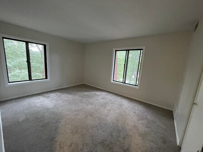 Building Photo - 25 Woodsedge Dr