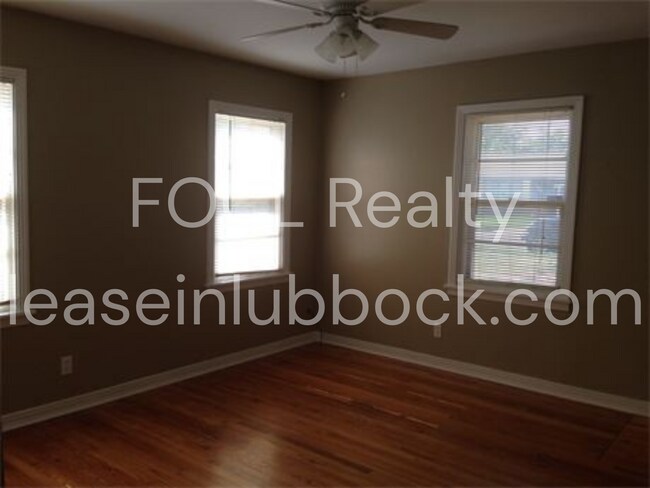 Building Photo - 2 Bedroom 2 Bathroom with an Extra Living Space