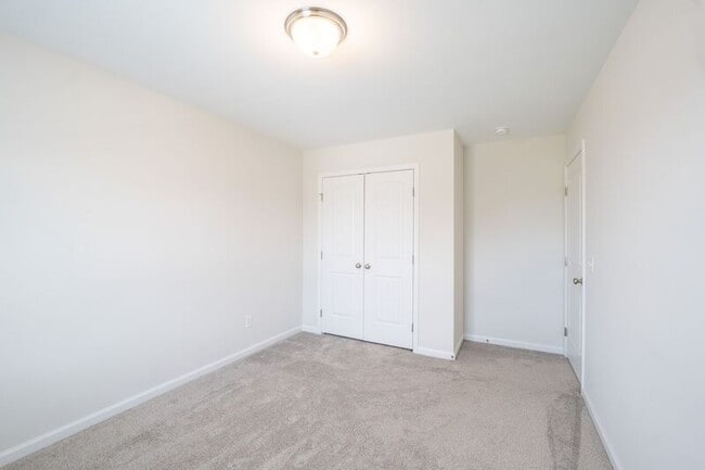 Building Photo - 257 Cromer St