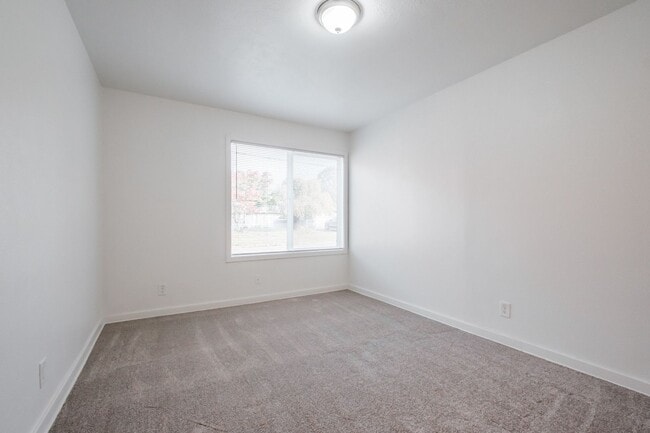 Building Photo - 2490 Maple Ave NE