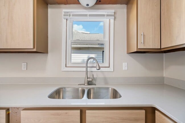 Building Photo - 3 Bedroom 1 Bathroom single family home
