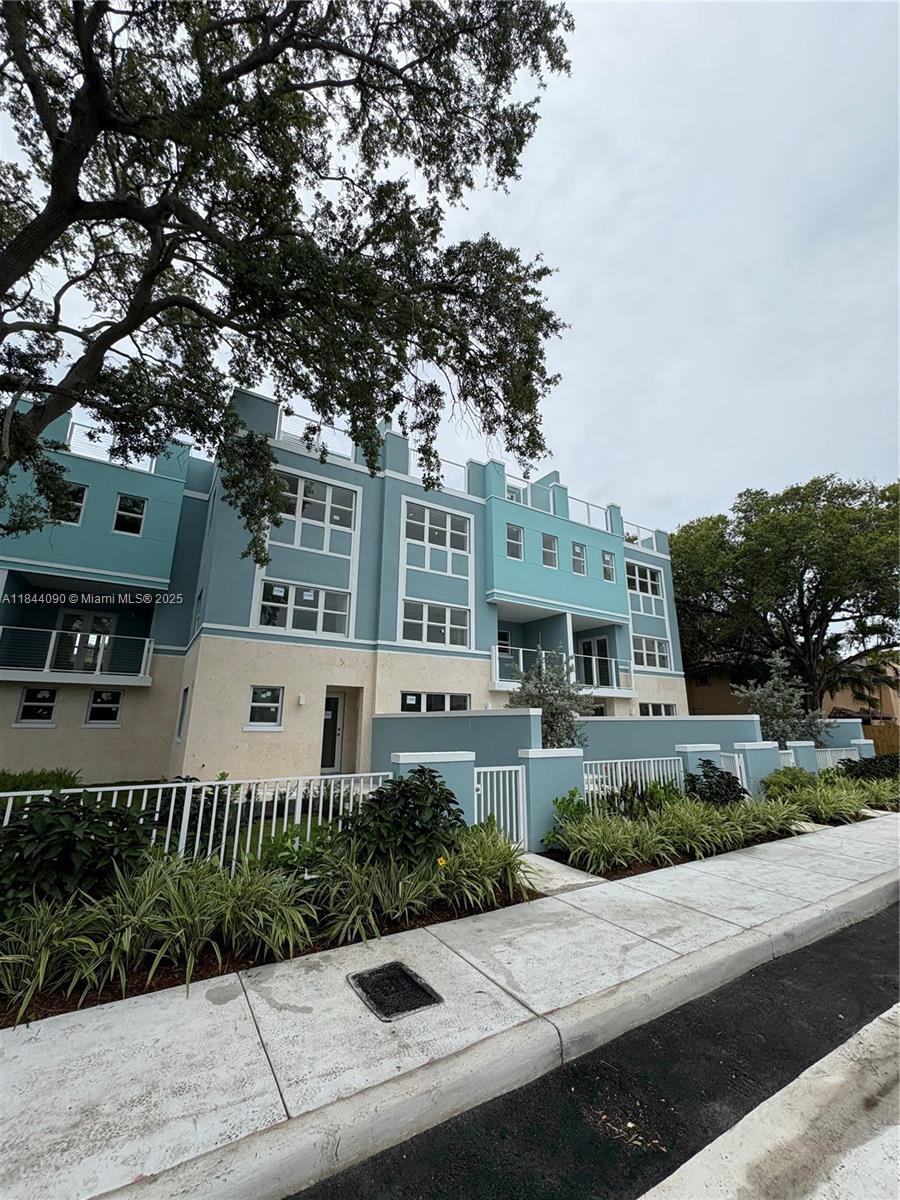 Building Photo - 824 SE 12th St