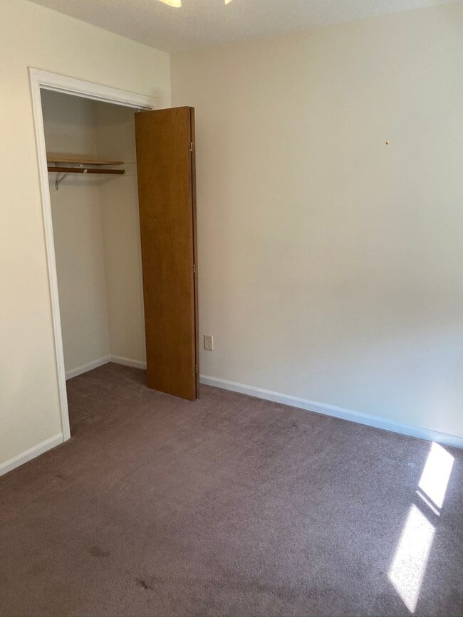Building Photo - 3 BEDROOM | 2 BATH | DOUBLE GARAGE | WEST