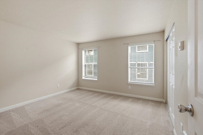 Building Photo - 2 bed 2 bath close to freeway