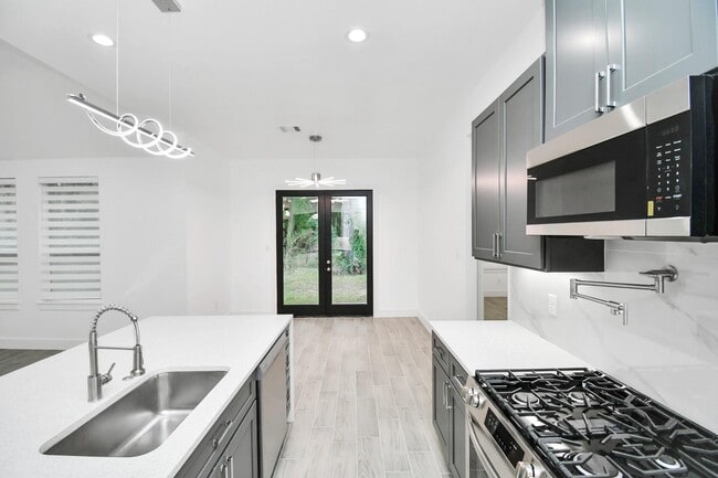 Building Photo - 517 Lovers Ln