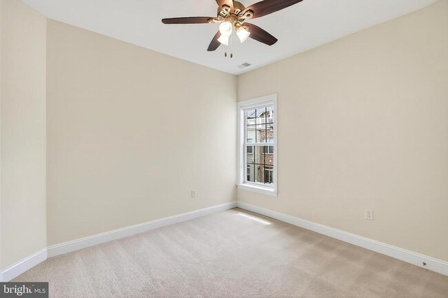 Building Photo - 322 N George Mason Dr