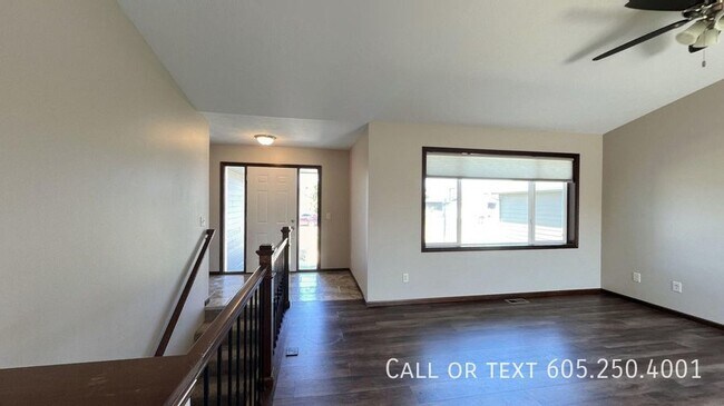 Building Photo - Spacious 4 Bedroom 3 Bathroom home with Va...