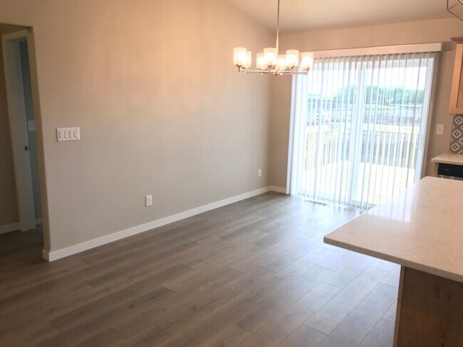 Building Photo - 4 Bed 2 Bath Single Family Home