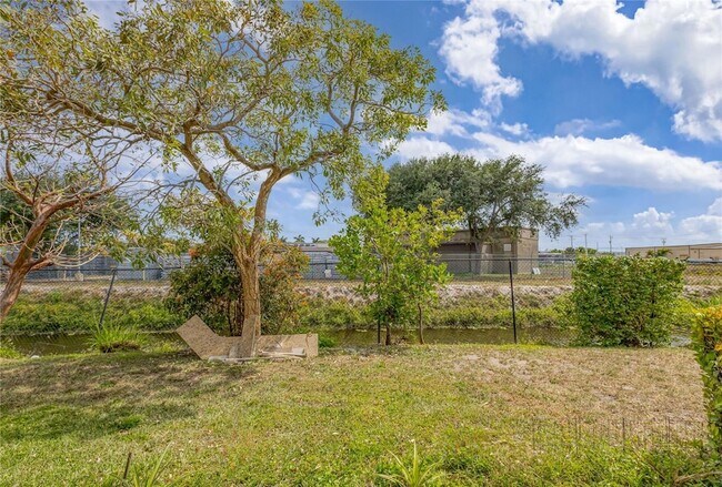 Building Photo - 2037 Nassau Dr